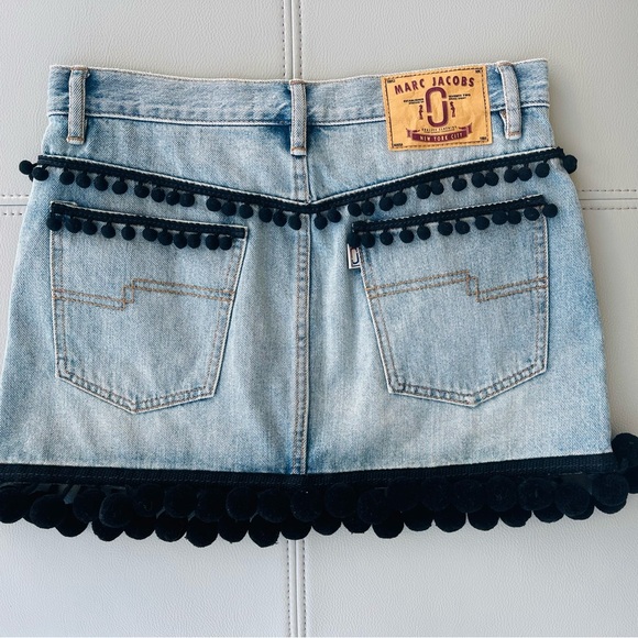 NWT MARC JACOBS
Pompom-embellished Blue Jean Denim Mini Skirt EU Size 25 Indigo - Picture 6 of 13